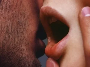 Beijo na boca faz diferença para o orgasmo feminino, aponta estudo