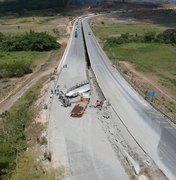 Motorista morre após caminhão tombar na BR-101 no município de Jequiá da Praia