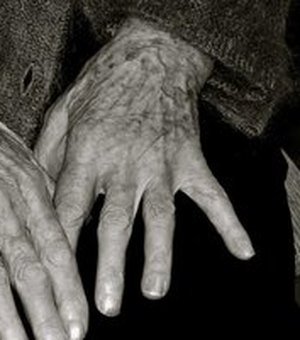 Idosa de 80 anos cai e sofre traumatismo craniano no Sertão 