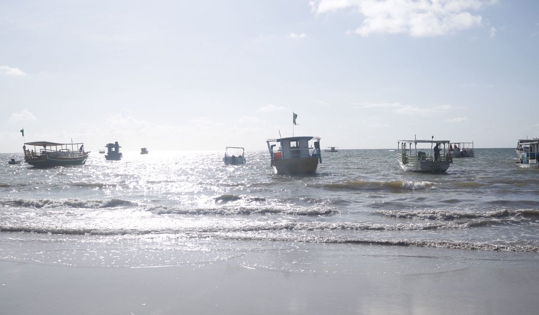 Escuneiros liberam acesso às piscinas naturais de Maragogi