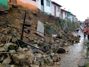 Bombeiros isolam rua após muro desabar e ferir duas pessoas em Joaquim Gomes