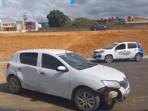 Carro sai da pista ao tentar evitar colisão em frente a hospital de Palmeira dos Índios