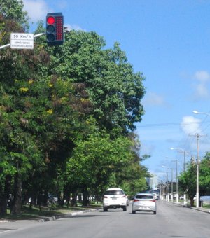 Pardais eletrônicos multam mais de 20 mil motoristas por mês em Maceió, diz SMTT
