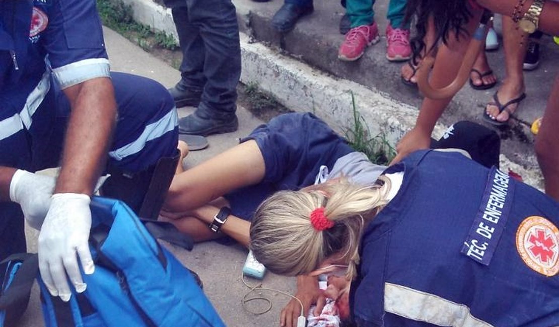 Motociclista sem capacete fica ferido ao cair de veículo e bater cabeça na pista