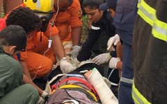 Acidente entre carro e caminhão deixa pessoa presa às ferragens, em Pilar