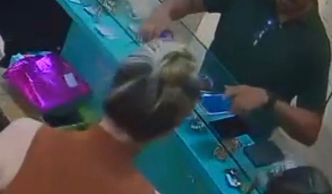 Imagens mostram suspeito rendendo três mulheres durante assalto a loja em Maceió
