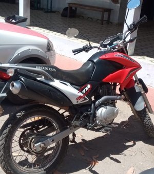 Motocicleta roubada é recuperada pela polícia próximo a lixão, em Arapiraca