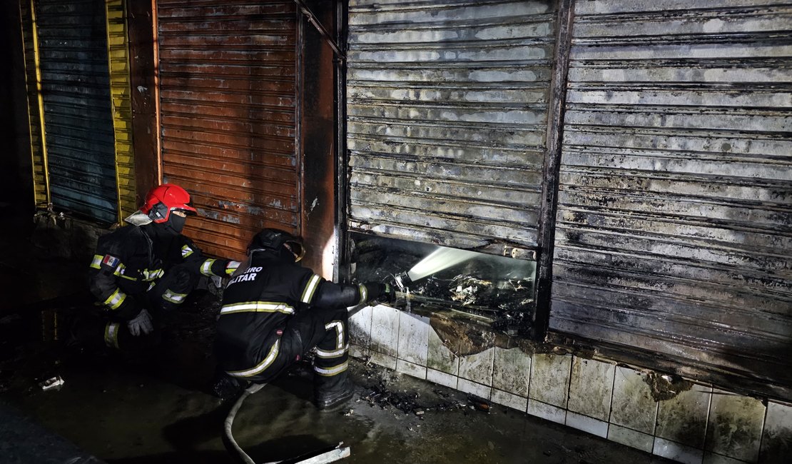 Incêndio atinge e destrói barracas na Feira do Rato, no Centro de Maceió