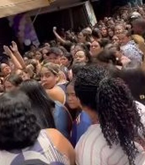 Multidão provoca tumulto em inauguração de loja no Jacintinho; PM é acionada