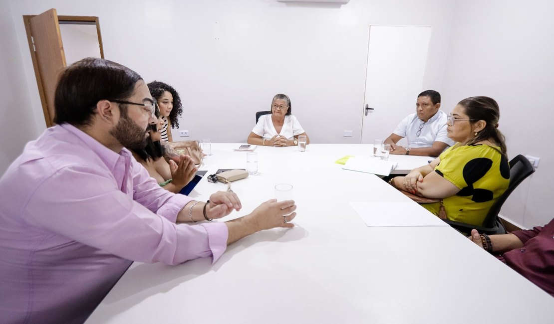 Prefeita de Palmeira discute realização do espetáculo Paixão de Cristo com a Companhia de Teatro Humanacenas