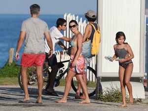 Flávia Alessandra e Otaviano Costa levam a filha caçula à praia 