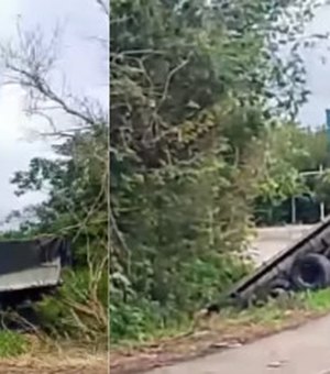 Dois caminhões saem da pista em curva conhecida por acidentes em Anadia