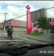 Motociclista tenta fugir do DMTT, causa acidente e é levado à delegacia em Maceió