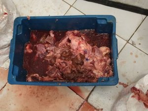 Vigilância Sanitária apreende uma tonelada de alimentos estragados em supermercado