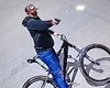 Câmeras flagram homem armado em bicicleta durante tentativa de assassinato no Poço