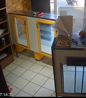 Câmeras flagram homem furtando celular de atendente de estabelecimento no Jacintinho