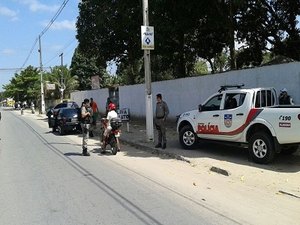 Operação de trânsito autua 13 motorista e recolhe cinco veículos irregulares