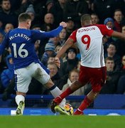Futebol  inglês: jogador do Everton quebra a perna, e rival chora em campo