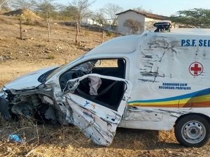 Acidente envolvendo ambulância de Pariconha deixa duas pessoas feridas