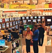 Ousadia: dupla armada invade loja e rouba celulares de funcionários