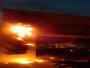 [Vídeo] Curto-circuito pode ter provocado incêndio em fachada de loja de veículos