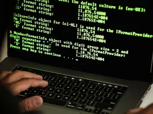 Novo tipo de golpe com IA usa sua voz e dados contra você