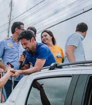 Rodrigo Cunha tem recepção calorosa da população em carreata pelas ruas de Palmeira dos Índios