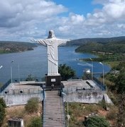 Casal é preso acusado de roubar uma farmácia em Pão de Açúcar