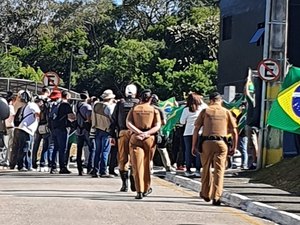 Manifestantes se aglomeram em frente à PF para a chegada de Sérgio Moro, em Curitiba