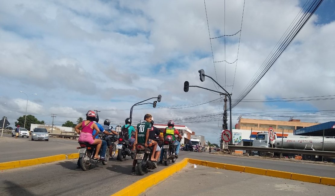 Desligado por falta de energia, semáforo na AL 220 é recordista de acidentes em Arapiraca