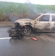 Após colisão, condutores abandonam veículos em chamas na AL-413 