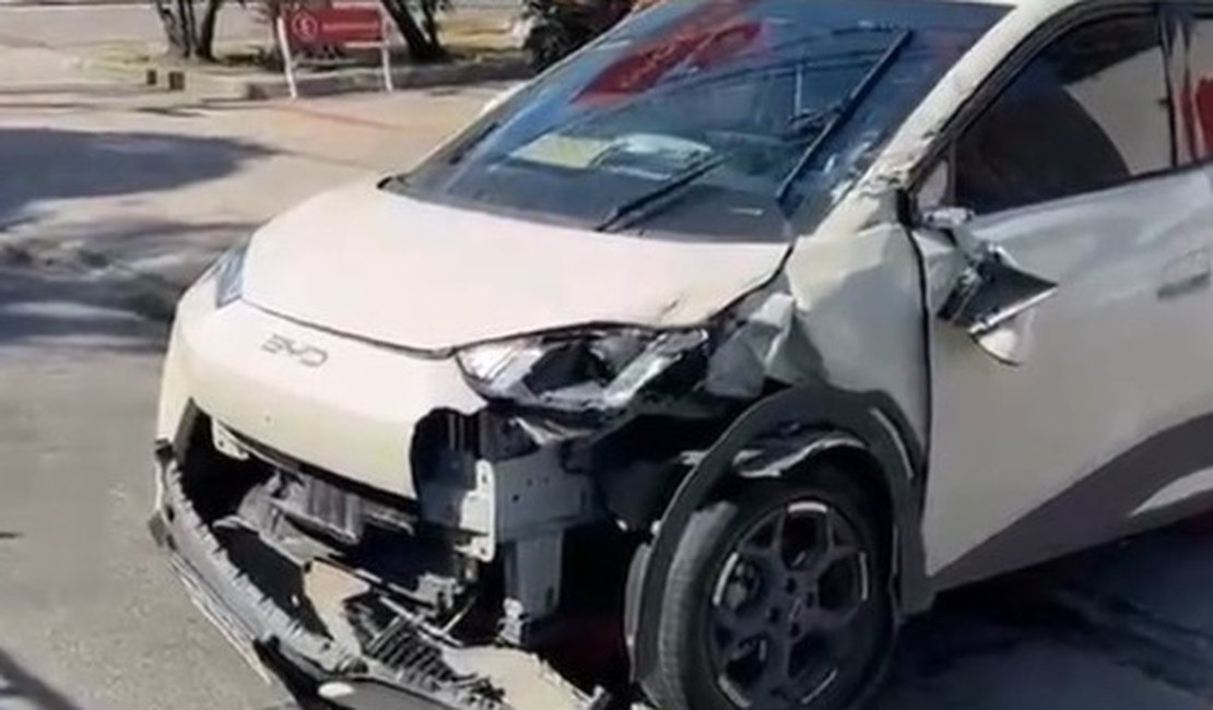 Acidente entre BYD e caminhão provoca congestionamento na Fernandes Lima