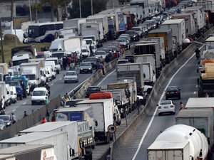 Após ceder a caminhoneiros, SP recua e eleva ICMS do diesel