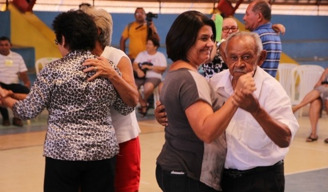 Idosos têm dia especial com teatro, zumba e muito forró