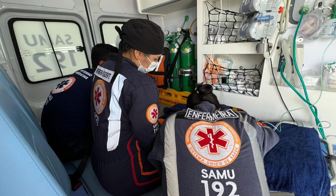 Samu transporta criança que se afogou em Marechal Deodoro para o HGE