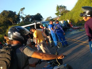 Carro colide de frente com van ao tentar fazer ultrapassagem em curva