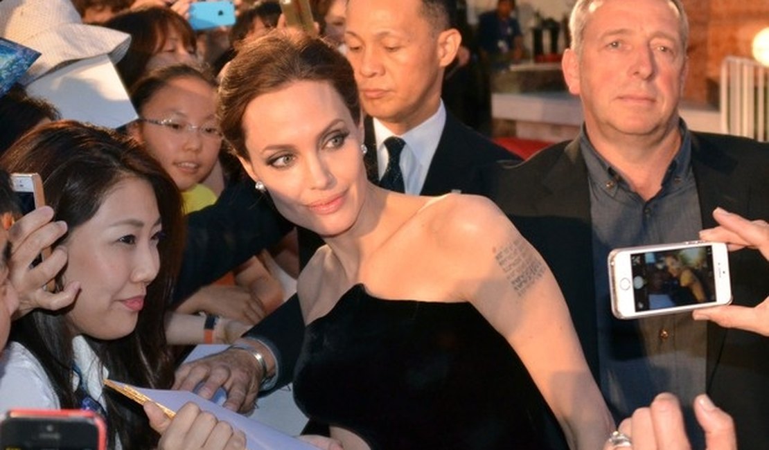 Angelina Jolie distribui autógrafos no Japão
