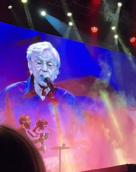 Caetano Veloso faz discurso sobre o Brasil sob gritos de 'sem anistia'