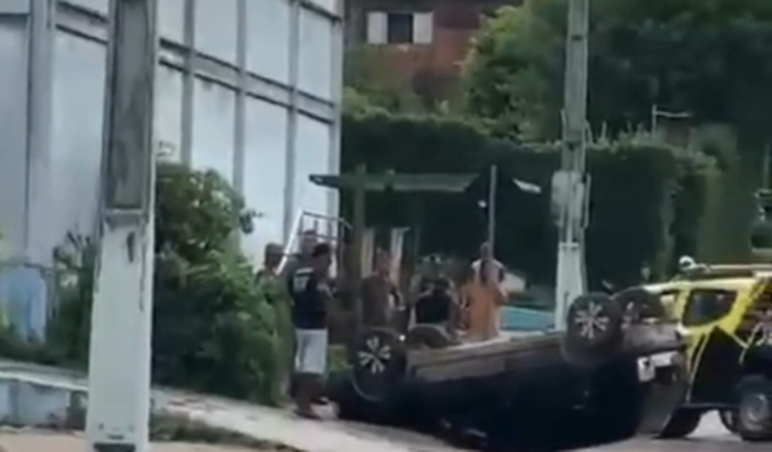Veículo tomba e causa transtorno na Avenida Governador Muniz Falcão em Palmeira