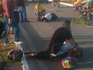 [Vídeo] Mulher fica ferida após queda de moto na Rota do Mar