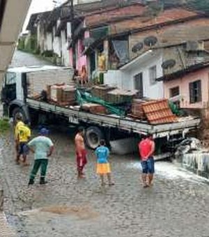 Caminhão desgovernado invade calçada de residência em Joaquim Gomes