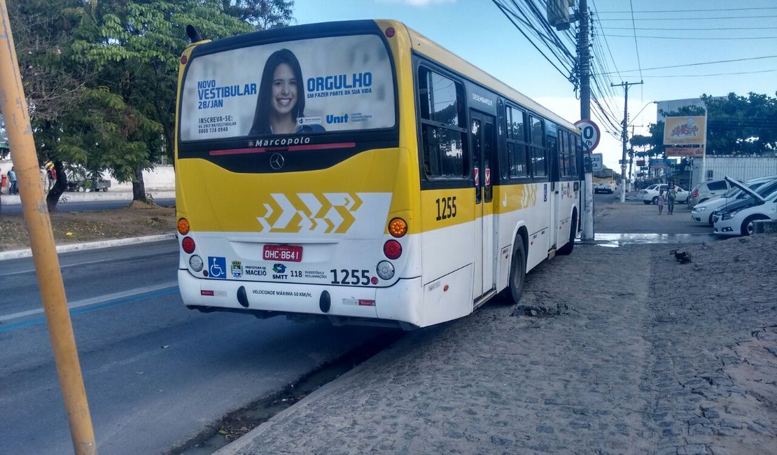 Bandidos armados fazem arrastão em coletivo nesta terça-feira 