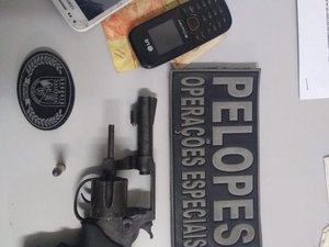 Adolescentes são apreendidos com moto roubada e arma de fogo