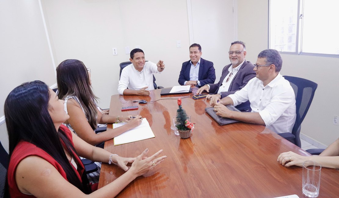 Júlio Cezar se reúne com equipe de transição de governo da Prefeitura de Palmeira dos Índios