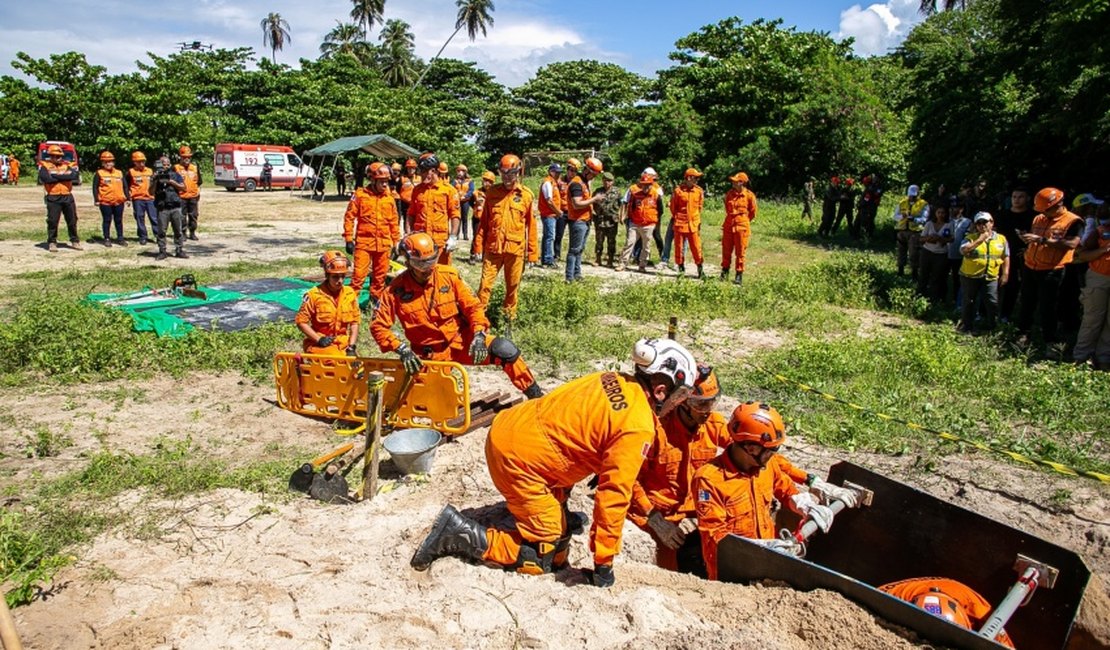 Defesa Civil de Maceió participa de simulado de resgate no Pontal da Barra