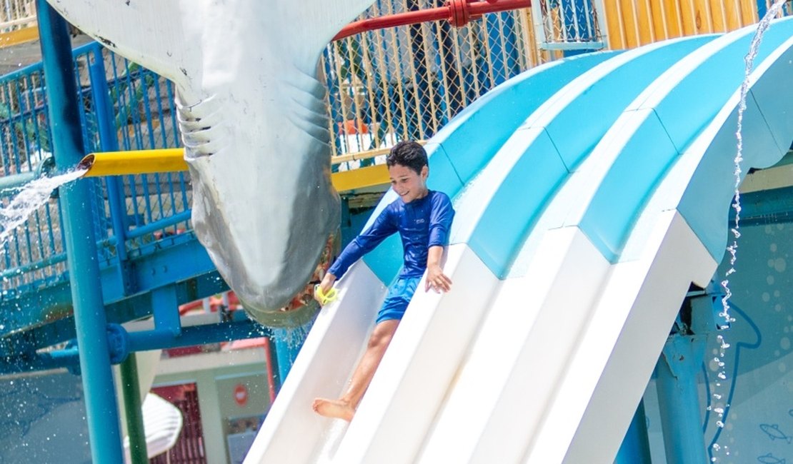 Cerca de 100 estudantes da rede municipal vivenciam dia de lazer em parque aquático