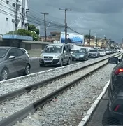 Trânsito no Jaraguá entra em colapso com obra emergencial e protesto de trabalhadores do Porto de Maceió