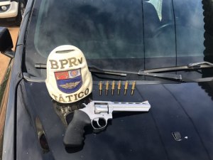 Homem é preso com arma de fogo escondida dentro de veículo, em Taquarana