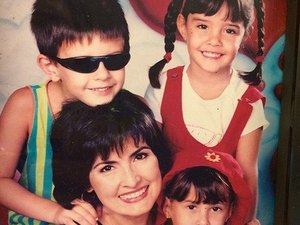 William Bonner publica foto antiga de Fátima Bernardes com os filhos trigêmeos