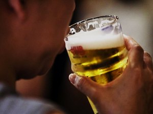 Homem embriagado arromba portão e ameaça parentes